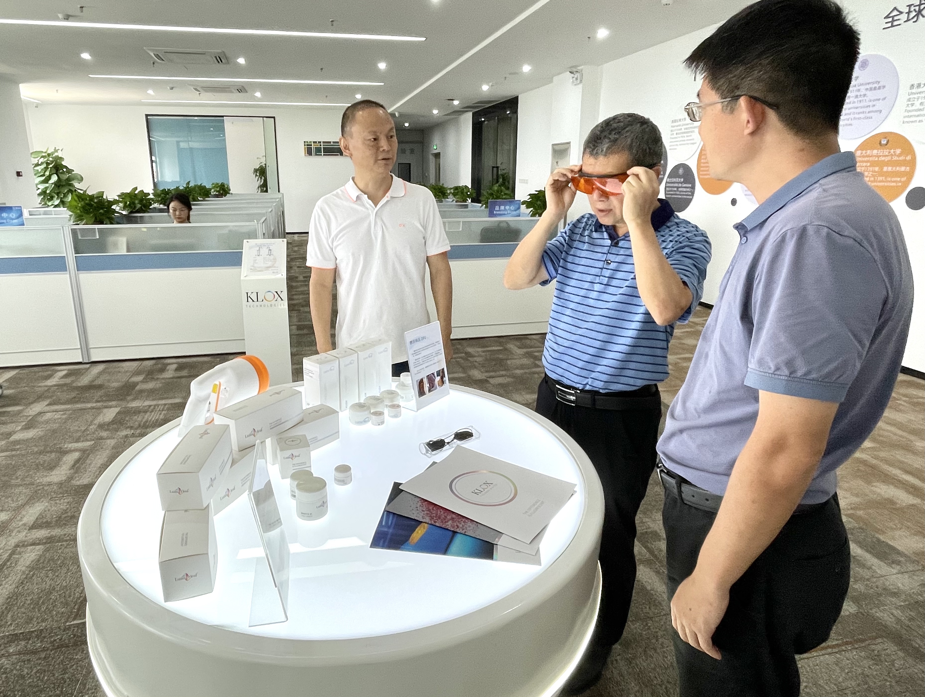 参观产品.jpg